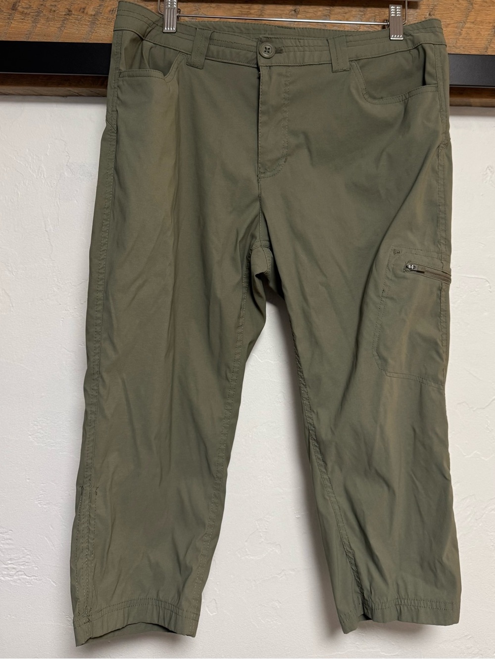 Women’s Eddie Bauer Olive Cargo Capri Pants